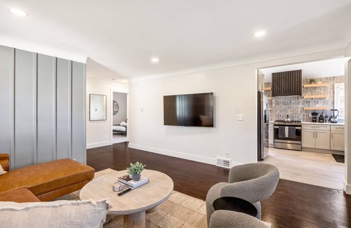 Oak Park House | Upscale 5BR/3BA w/Jacuzzi
