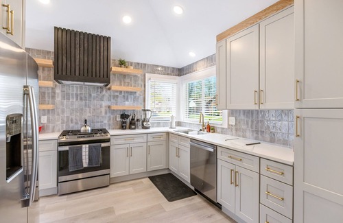Oak Park House | Upscale 5BR/3BA w/Jacuzzi