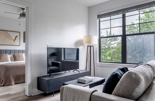 Gateway Apartment | Upscale Arboretum 1BR w/ Gym, Pool & W/D, nr restaurants, by Blueground