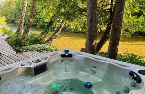 Mayfield House | Upscale Boardman River! Hot Tub! Fireplace!