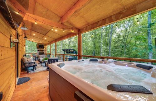 Broken Bow House | Upscale Broken Bow Cabin Hot Tub and Fishing Pond!