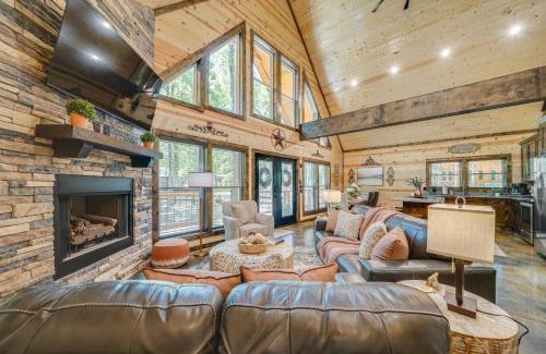 Broken Bow House | Upscale Broken Bow Cabin Hot Tub and Fishing Pond!