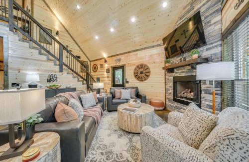Broken Bow House | Upscale Broken Bow Cabin Hot Tub and Fishing Pond!