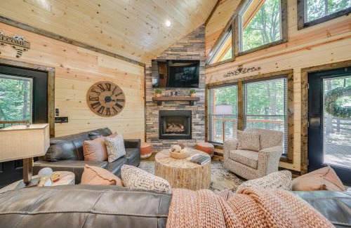 Broken Bow House | Upscale Broken Bow Cabin Hot Tub and Fishing Pond!