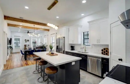 Greater East End House | Upscale & Comfy in the Heart of Houston ~ Parking!