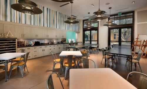 Maricopa County House | Upscale Desert Home Golf Pool Dining Hot Tub