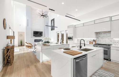 Dallas House | Upscale Designer Modern Home Close to Uptown Dallas ~ 4 King Beds