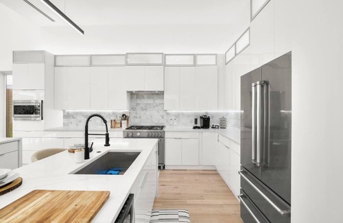 Dallas House | Upscale Designer Modern Home Close to Uptown Dallas ~ 4 King Beds