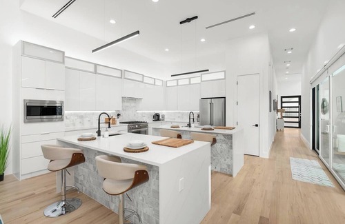 Dallas House | Upscale Designer Modern Home Close to Uptown Dallas ~ 4 King Beds