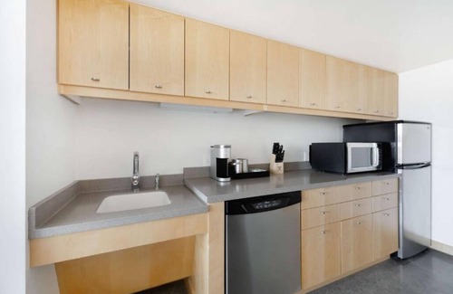 Iowa City Hotel | Upscale Downtown Suite – 2 Units w/Kitchen, Walk to U of Iowa, Shops, Museum