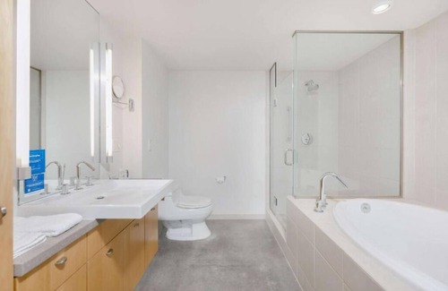 Iowa City Hotel | Upscale Downtown Suite – 2 Units w/Kitchen, Walk to U of Iowa, Shops, Museum