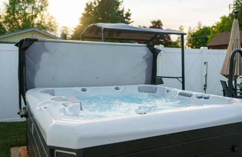 Coeur d'Alene House | Upscale Heated Pool Retreat Near Lake CDA with Hot Tub
