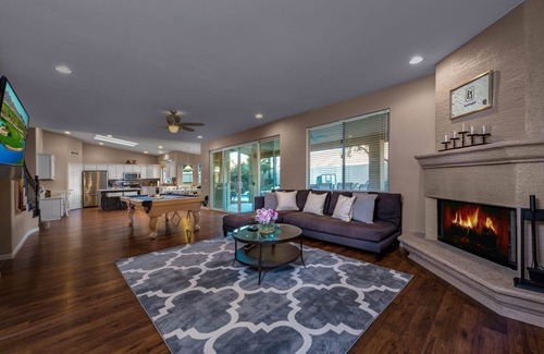 Paradise Park Vista House | Upscale, Ideal for Entertaining Large Groups, 50+ 5 Star Reviews