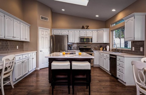 Paradise Park Vista House | Upscale, Ideal for Entertaining Large Groups, 50+ 5 Star Reviews