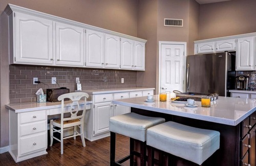 Paradise Park Vista House | Upscale, Ideal for Entertaining Large Groups, 50+ 5 Star Reviews