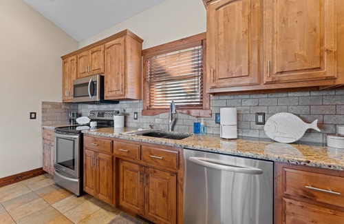 Arrow Point Cabin | Upscale Lakefront Table Rock Cabin with nearby Launch