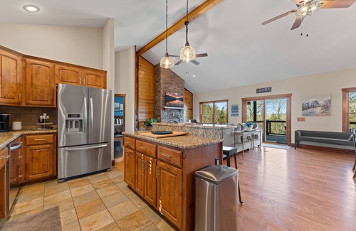 Arrow Point Cabin | Upscale Lakefront Table Rock Cabin with nearby Launch