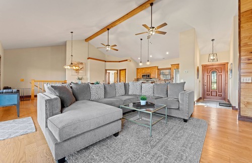 Arrow Point Cabin | Upscale Lakefront Table Rock Cabin with nearby Launch