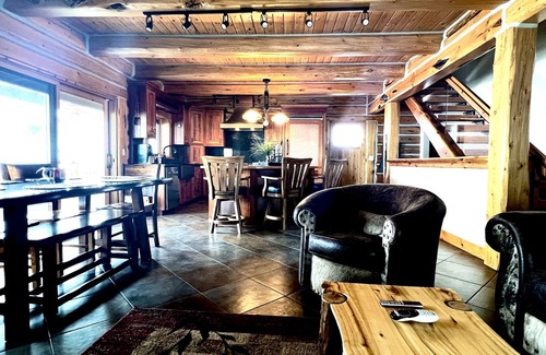 Story House | Upscale log home at base of Bighorn Mountains in Big Horn WY