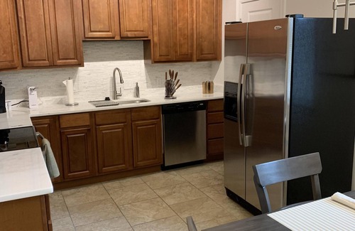 Mobile Condo | Upscale midtown condo, granite, stainless, walk in shower, WiFi, cable!