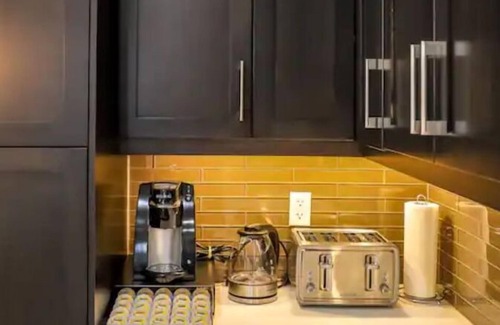 Tuxedo Park House | Upscale modern luxurious 4-bedroom home