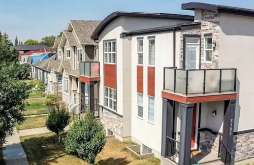 Tuxedo Park House | Upscale modern luxurious 4-bedroom home