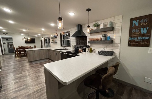 Shingleton House | Upscale Nature Retreat, Rec Room, Bar, Close to Chapel, Pic Rocks