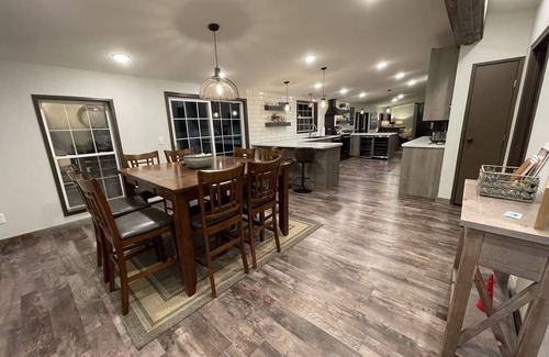 Shingleton House | Upscale Nature Retreat, Rec Room, Bar, Close to Chapel, Pic Rocks