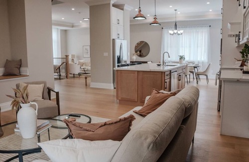 Pickering House | Upscale Pickering Escape Near Lake and Dining