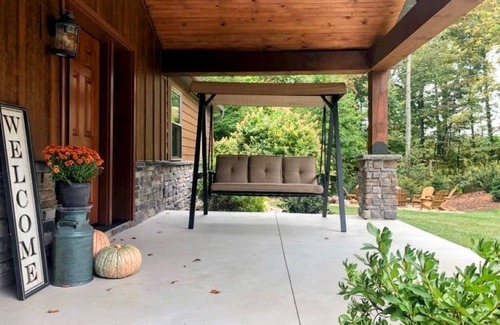 Dundee House | Upscale Ranch home in a peaceful, countryside setting.
