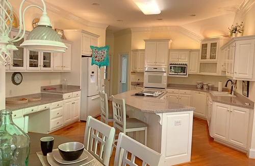 Oxford House | Upscale Rural Retreat Sleeps 14