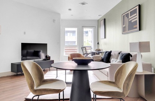 Walnut Creek Apartment | Upscale Walnut Creek 1BR w/A/C & W/D, near BART, by Blueground