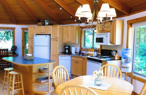 Lummi Island Cabin | Upscale Yurt/Pet Friendly/Full Kitchen/Bath w/Sauna/FP/TV/Internet/Beds for 4