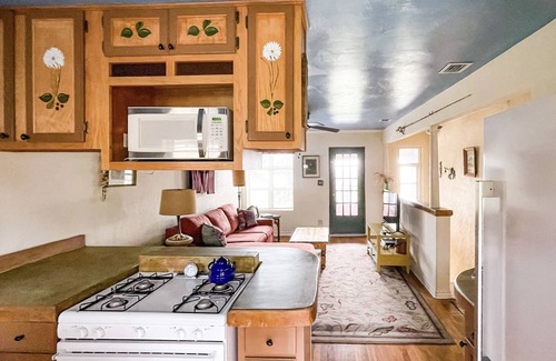 Port Isabel Apartment | Upstairs 2BR with Balcony Hammock – Historic Alta Vista Near South Padre