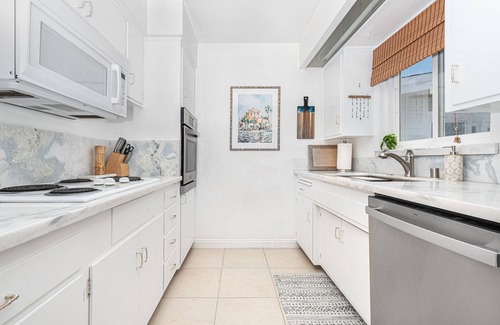 West Newport Condo | Upstairs Tropical Getaway | Great Value So Close to the Beach! | 2 Decks! | Tons of Space to Unwind!