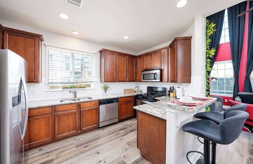 Govalle House | Upstay East Austin Retreat w Yard—5min to Downtown