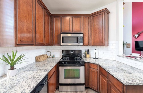 Govalle House | Upstay East Austin Retreat w Yard—5min to Downtown