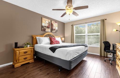 Crescent Lakes House | Upstay Home w Pool Hot Tub & Patio - Pet Friendly
