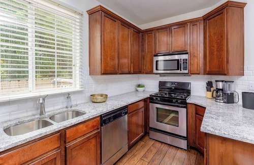 Govalle House | Upstay: Spacious 2-Home Duplex in Govalle for 18