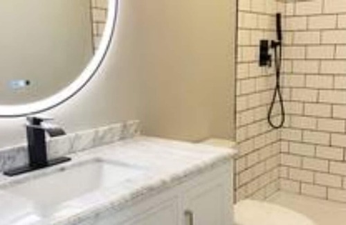 Athens House | Uptown 6-Bdrm House, 2 Kitchens, Brand New Remodel