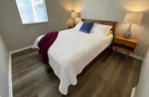Athens House | Uptown 6-Bdrm House, 2 Kitchens, Brand New Remodel