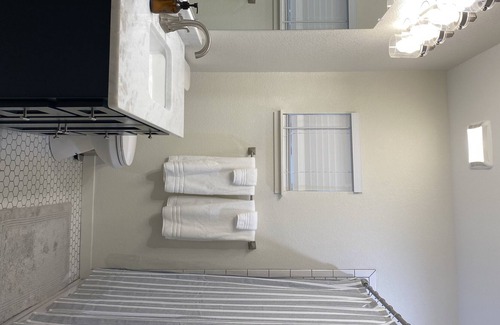 Austin Ave. House | Uptown Cottage, 5 Minutes from Magnolia Market
