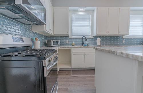 Galveston House | Uptown Cottage Newly Updated Home Near the Strand Galveston Harbor and UTMB