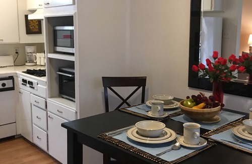Knox - Henderson Apartment | Uptown Dallas - Comfy 1 bd #6, WiFi, Parking, Near Restaurants & Shops & Safe