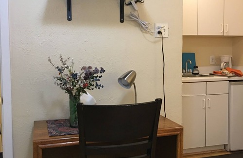 Knox - Henderson Apartment | Uptown Dallas - Comfy Studio #8, WiFi, Parking, Near Restaurants & Shops & Safe
