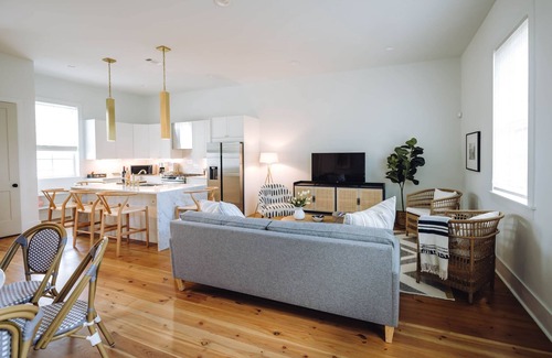 West Riverside House | Uptown Fun: 4 BR Home Near Magazine St| Courtyard