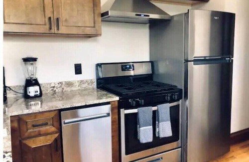 Lowry Hill East Apartment | Uptown Lifestyle for Large Groupsnn