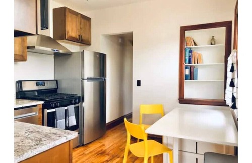 Lowry Hill East Apartment | Uptown Lifestyle for Large Groupsnn