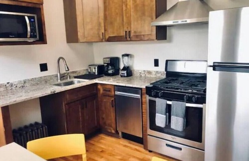 Lowry Hill East Apartment | Uptown Lifestyle for Large Groupsnn