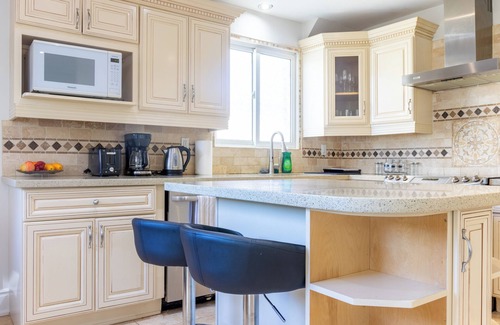 Fletchers Creek South House | Uptown Oasis Home near Pearson Airport